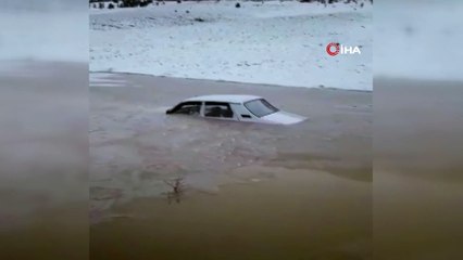 Su birikintisine düşen araç buz tuttu