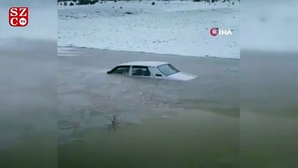 Su birikintisine düşen araç buz tuttu