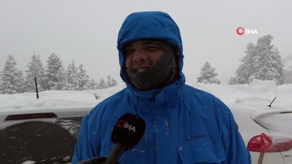 Uludağ'da tatilciler karlar altında kalan araçlarını böyle aradı