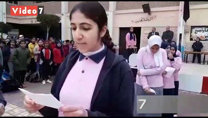 طالبة بمدرسة بالقاهرة تقرأ على زملائها طرق الوقاية من الانفلونزا