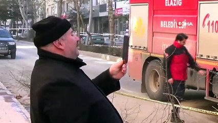 Elazığ'da acil yıkım kararı verilen binalar tek tek yıkılıyor