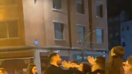 Iago Herrerín, portero del Athletic, a punto de llegar a las manos con unos jóvenes aficionados