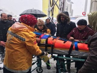 Biriken kar nedeniyle pazar yerinin çatısı çöktü