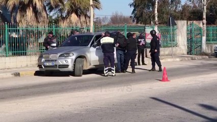 Ora News - Policia "blindon" hyrjet dhe daljet në Fier, kontrolle për personat e shpallur në kërkim