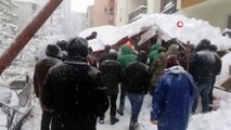 Biriken kar nedeniyle pazar yerinin çatısı çöktü: 1 yaralı