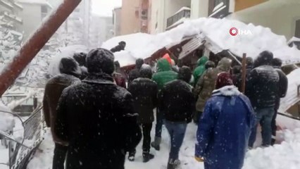 Biriken kar nedeniyle pazar yerinin çatısı çöktü: 1 yaralı
