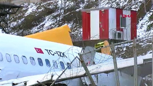 Pistten çıkan uçağın enkazını kaldırma çalışmaları