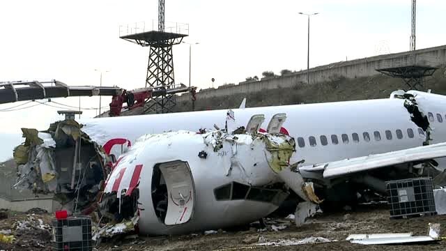 Pistten çıkan uçağın enkazını kaldırma çalışmaları sürüyor (2)