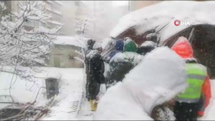 Biriken kar nedeniyle pazar yerinin çatısı çöktü: 1 yaralı