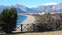 Antalya’da hava sıcaklığı 5 dereceye kadar düştü, sahil ve sokaklar boş kaldı