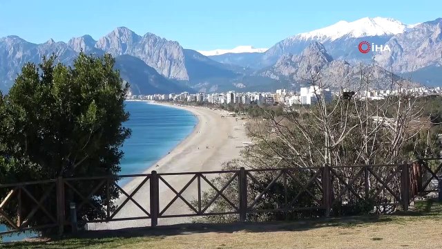 Antalya’da hava sıcaklığı 5 dereceye kadar düştü, sahil ve sokaklar boş kaldı
