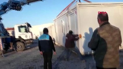 Manisa valisi, depremzedeler için kurulan konteyner evleri inceledi