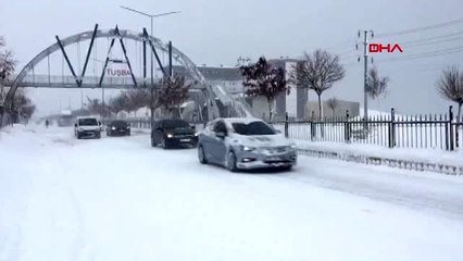 Van'da 765 yerleşim biriminin yolu kapandı; itfaiyeciyi arama çalışması da yapılamıyor-ek