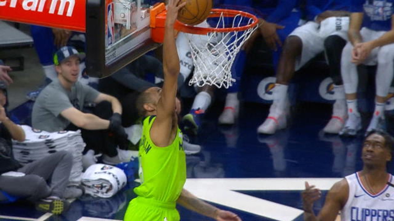 McLaughlin puts on dunk clinic