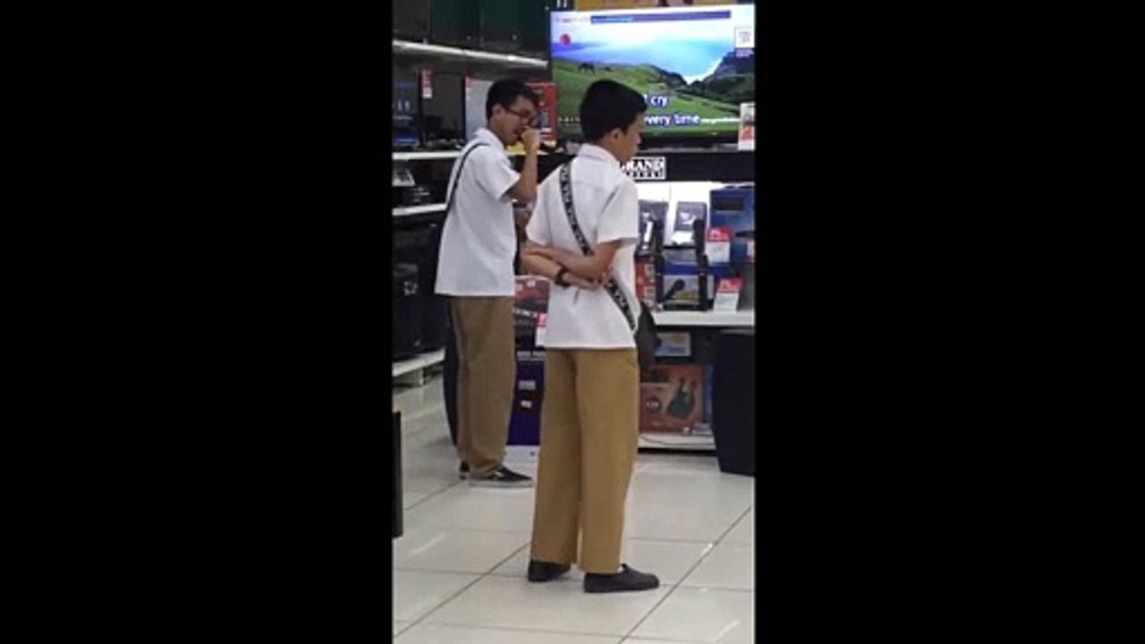 VIRAL VIDEO OF FILIPINO STUDENT SINGING TOO GOOD AT GOODBYES NOTICED BY SAM SMITH