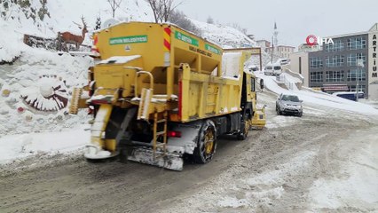 Belediye ekipleri  kapalı mahalle yollarını açtı, vatandaşlar kar üstünde horon tepti