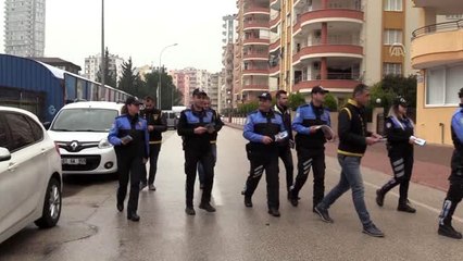 Polisler ev ziyaretleri yaparak telefonla dolandırıcılığa karşı uyarılarda bulundu