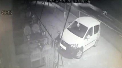 Tavanı kopan otomobilin sürücüsü kazadan yara almadan kurtuldu