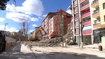 Malatya 6.8'lik depremde malatya'da hasar gören binaların yıkımı sürüyor-2