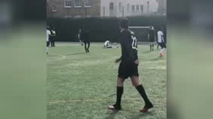 Quand Kaka se prend un petit pont dans un match amateur...