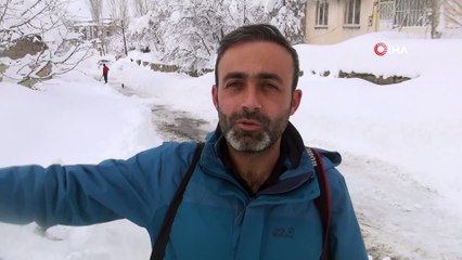 Bitlis’te evler ve araçlar kara gömüldü