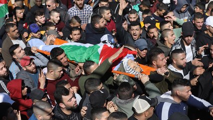 مواجهات بين جنود الاحتلال وشبان فلسطينيين رافضين لخطة السلام الأميركية