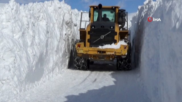 Yüksekova'da 5 metreyi geçen kar tünelleri şaşırtıyor
