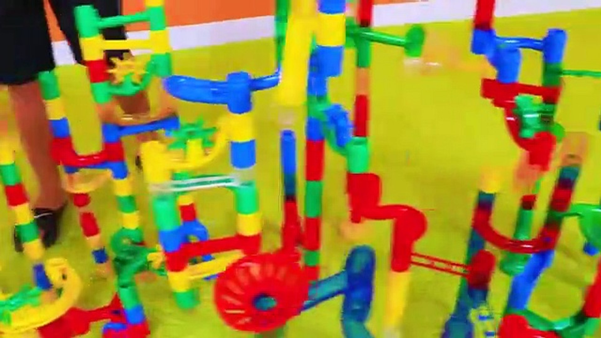 Marble Run Races Giant Set Build!!!! - video Dailymotion
