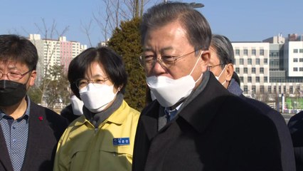 문 대통령 "의료진이 바로 국가 역할...지역경제 대책 마련" / YTN