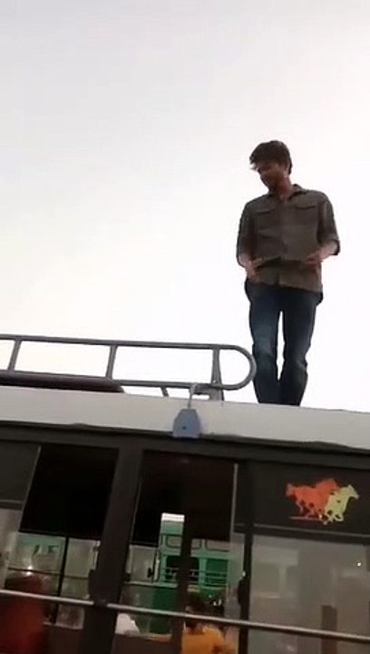 நெய்வேலியில் திரண்ட ஆயிரக்கணக்கான ரசிகர்கள்: வேனுக்கு மேல் ஏறி செல்ஃபி எடுத்த விஜய்!