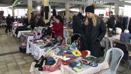 İzmir’de 200 kadın depremzedeler için el emeklerini satışa sundu