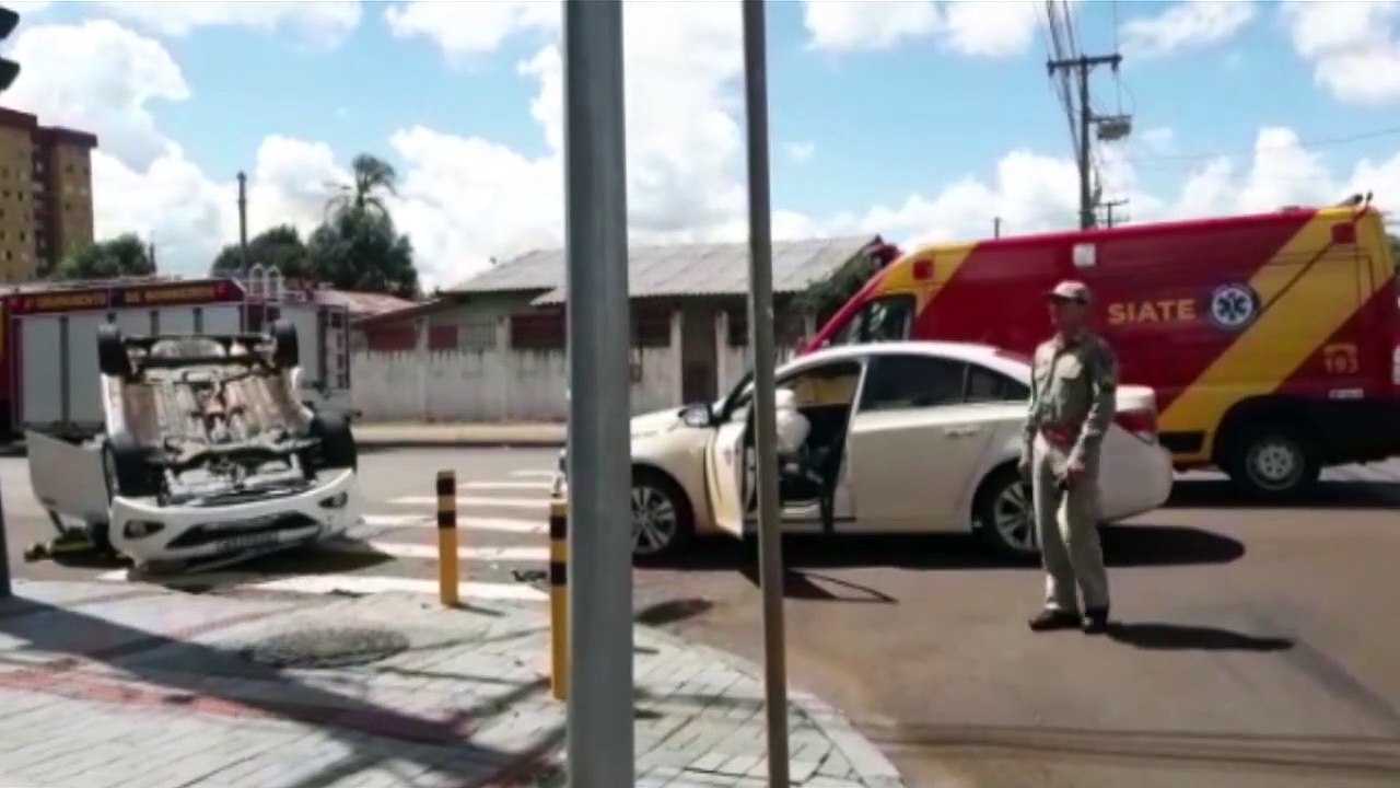 HB20 capota após colisão com Cruze na Rua Minas...