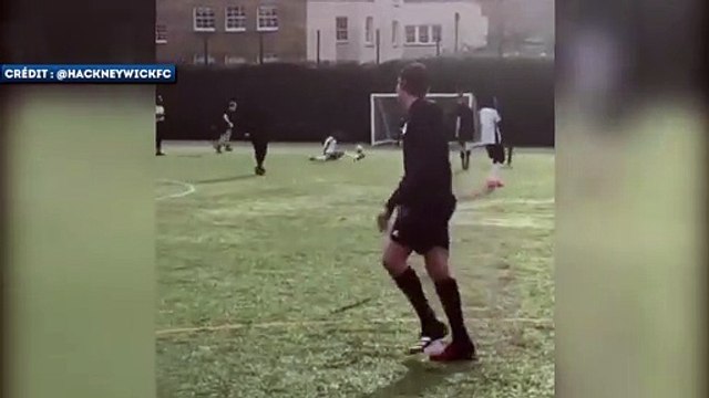 Quand Kaka se prend un petit pont par un joueur amateur