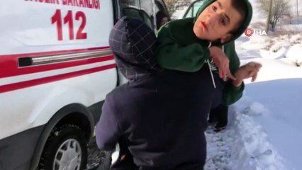 Kar kolları kapattı, engelli gencin imdadına şantiye ekipleri yetişti