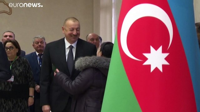 Партия Алиева получает большинство, оппозиция говорит о нарушениях