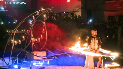 A folia do Carnaval chega de gôndola a Veneza