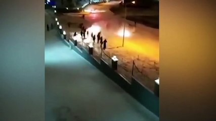 Kar yağışı sonrası kontrolünü kaybeden araç insanların arasına böyle daldı