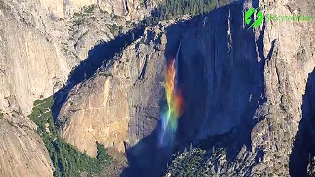 Un magnifique arc-en-ciel se forme sur une chute d'eau