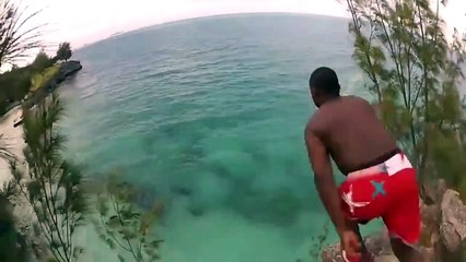 Il plonge d'une falaise et va avoir beaucoup de chance