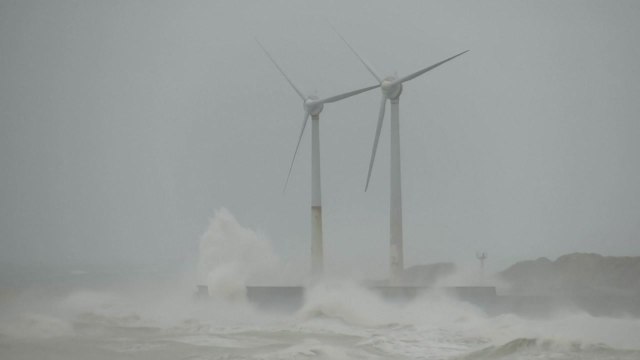 태풍 '시애라' 서유럽 강타...항공편 취소 잇따라 / YTN