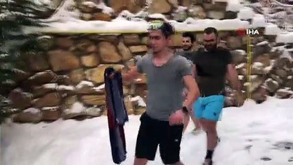 Üniversite öğrencileri karda yüzdü, yarış yaptı