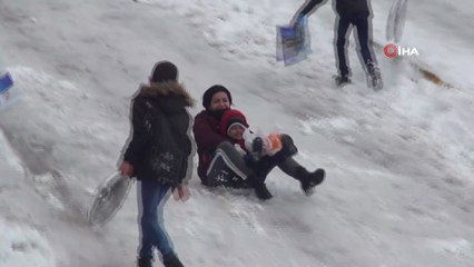 Ellerine ne geldiyse alıp kaymaya gittiler...İşte izlerken güldüren o komik anlar