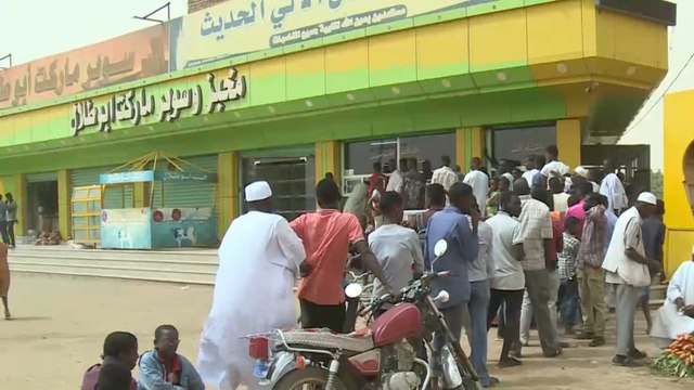 طوابير طويلة للخبز وأخرى للوقود في السودان والمعارضة تتهم الحكومة بالعجز