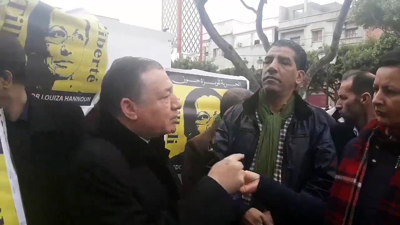 Sit-in en solidarité avec Louisa Hanoune devant le tribunal militaire de Blida