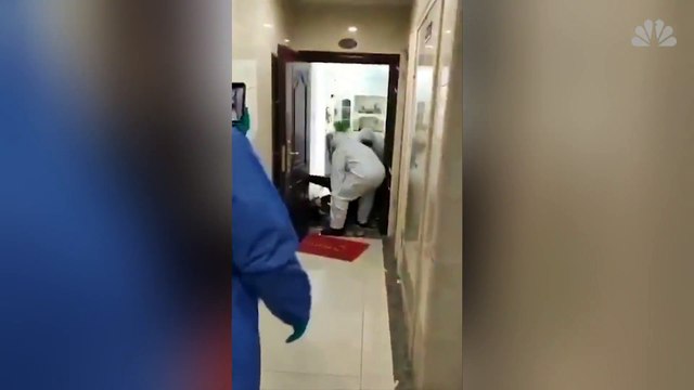 Autoridades chinas sacan de sus casas a la fuerza a posibles contagiados de coronavirus