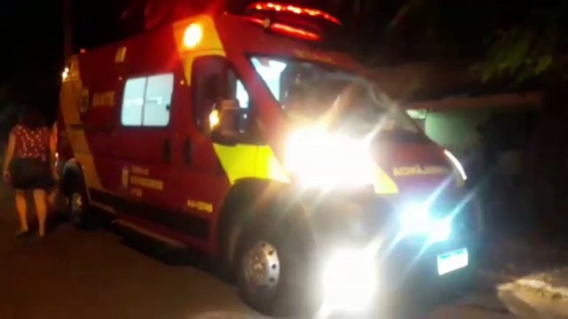 Rapaz de 27 anos cai de moto e fica ferido na Rua Pombo Correio
