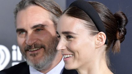 Joaquin Phoenix Was Absolutely Not A Camera Hog On Oscars Red Carpet