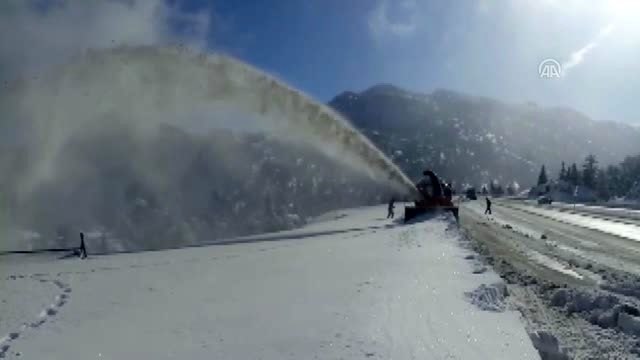 Konya-Antalya kara yolunda kar temizliği devam ediyor