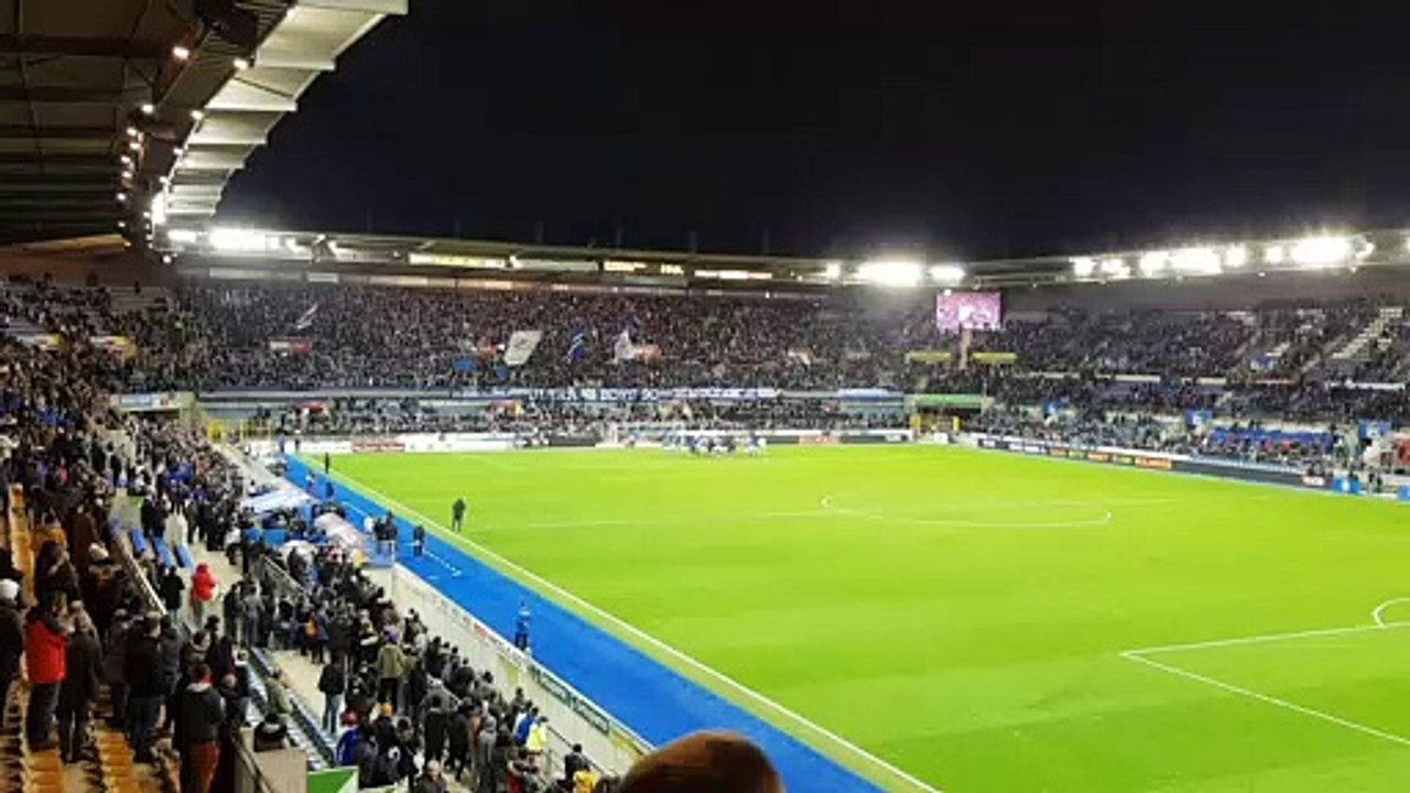 Match des bénévoles Strasbourg -Reims . Match terminer 3 a o . Equipe devant le kop strasbourgeois