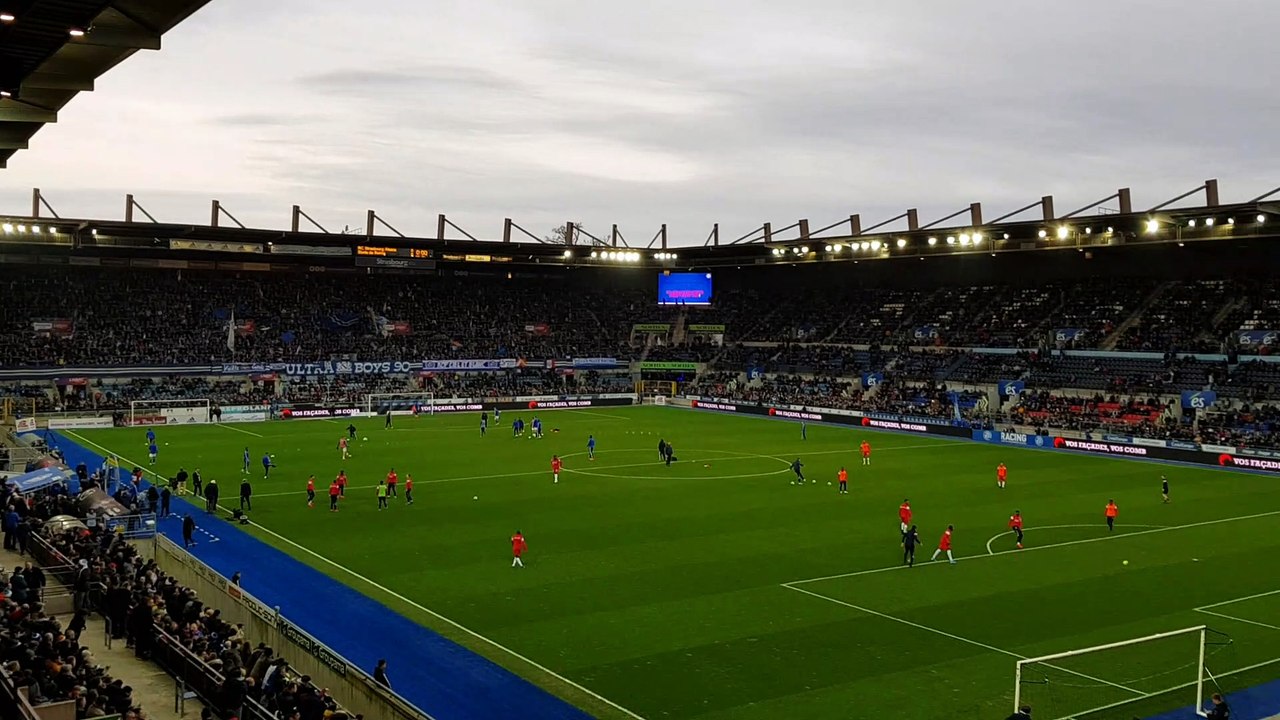 Match des bénévoles  Strasbourg -Reims . Début de match avec la cha nson